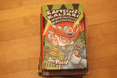 Dav Pilkey Kapteeni Kalsari ja hippi hellihousun hirvitt #7