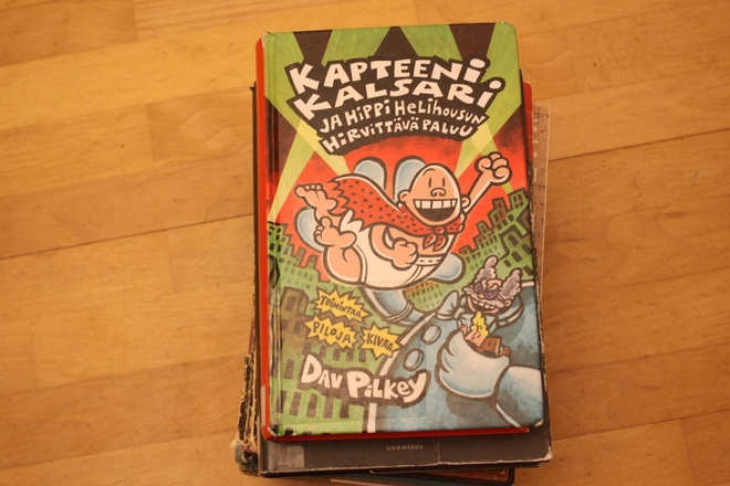 Dav Pilkey Kapteeni Kalsari ja hippi hellihousun hirvitt #7