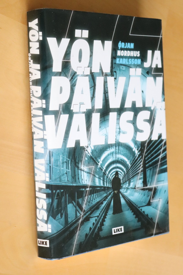 Örjan Nordhus Karlsson : Yön ja päivän välissä ( 1.p. 2019 )