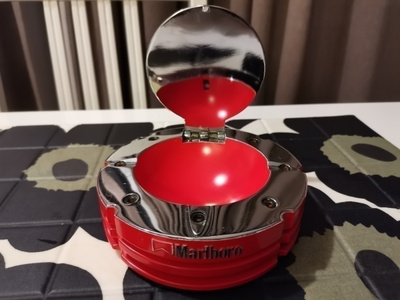 Marlboro Ferrari Tuhkakuppi