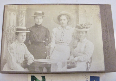 VANHA CDV Valokuva Naiset UPEAT Hatut 1900-l Salo