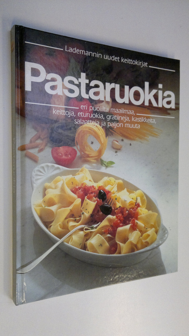 suomentanut Tuulikki Albeck : Pastaruokia eri puolilta ma...