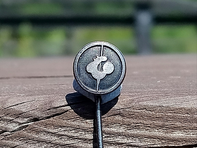 Hopeinen Fazer-merkki, kahdella leimalla. Halkaisija 8 mm.