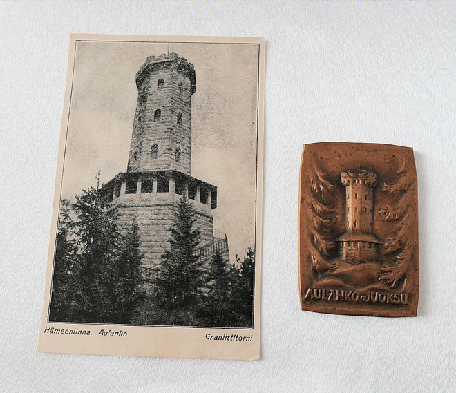 Aulanko-Juoksu plaketti ja vanha postikortti Graniittitorni