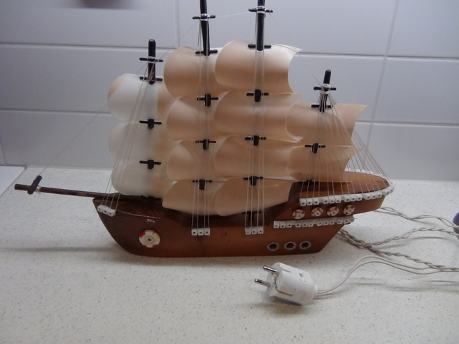 PUINEN PURJELAIVA  VALOLLA