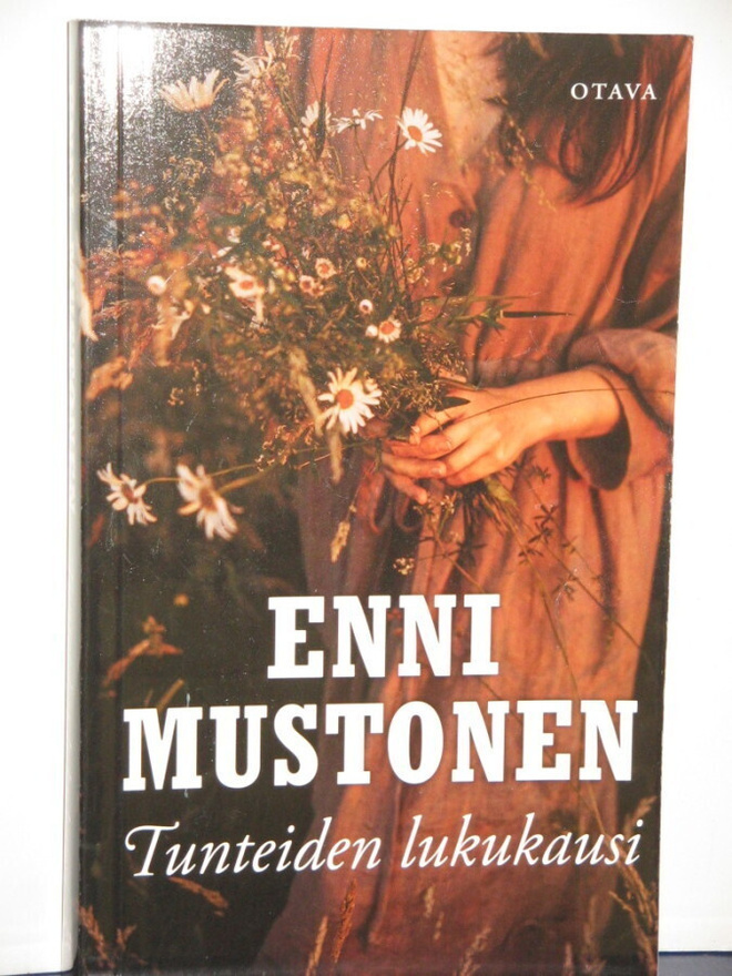 Enni Mustonen : Tunteiden lukukausi