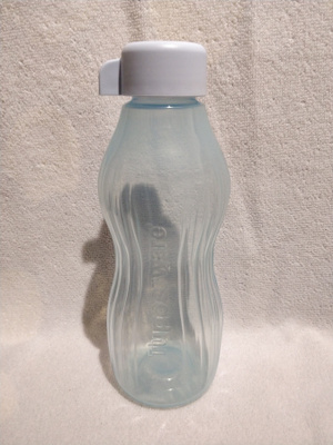 TUPPERWAREN PAKASTUSTA KESTÄVÄ JUOMAPULLO 880ml