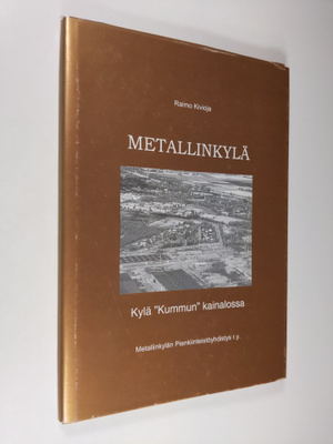 Raimo Kivioja : Metallinkylä : kylä "kummun" kainalossa