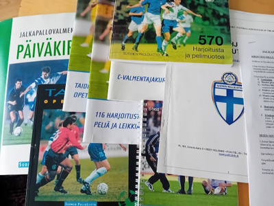 jalkapallovalmentajan tietopaketti
