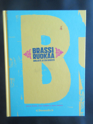 Brassi ruokaa grillistä ja sen vierestä.