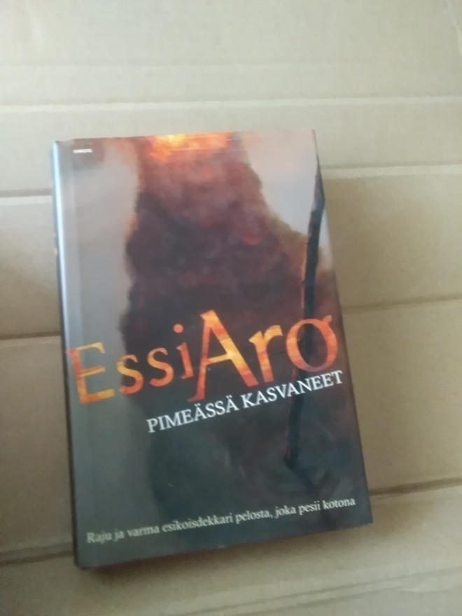 Essi Aro: Pimeässä kasvaneet