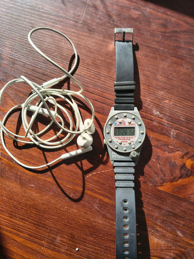 Quartz LCD-Kello, FM Radio, Laskin, Vintage