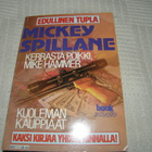 Spillane Kerrasta poikki, Mike Hammer / Kuoleman kauppiaat - pikkukuva 1