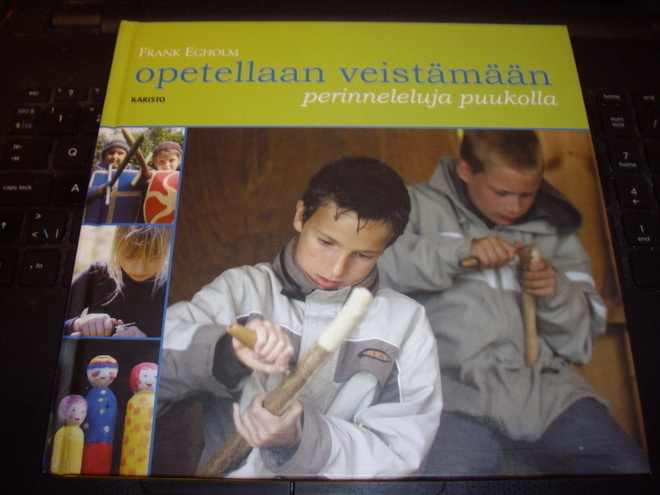 Egholm : Opetellaan veistämään perinneleluja puukolla