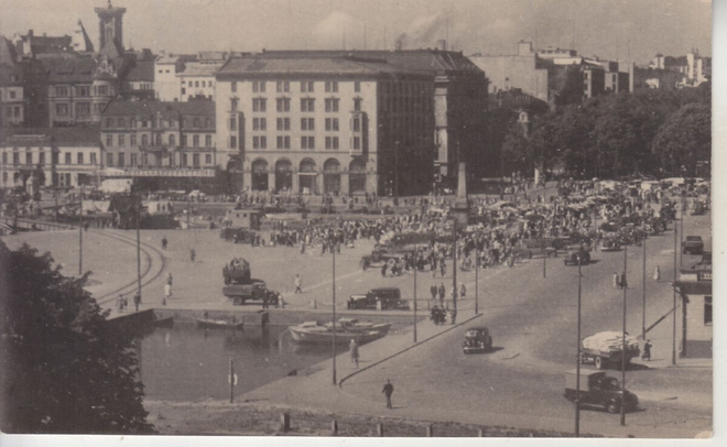 Helsinki kauppatori vanhoja autoja yms.