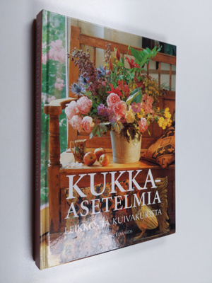 Susie Edwards : Kukka-asetelmia leikko- ja kuivakukista