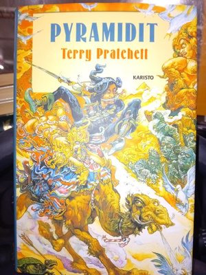 Terry Pratchett : Pyramidit ( SIS POSTIKULU )