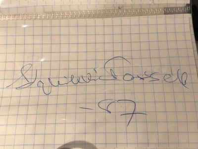 Näyttelijä Kyllikki Forssellin nimikirjoitus paperilla