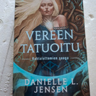Jensen, Danielle L.: Kohtalottomien saaga 1: Vereen tatuoitu - pikkukuva 1
