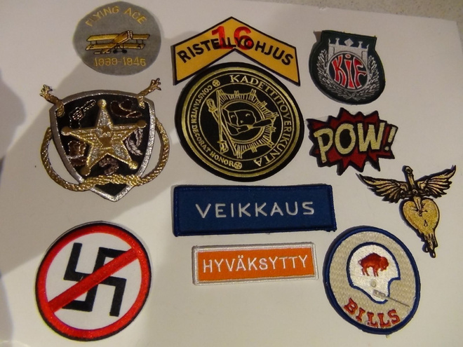 ERIKOISET KANGASMERKIT 11 kpl, mm RISTEILYOHJUS, POW ! ...
