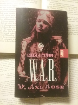 Mick Wall - W.A.R. : W. Axl Rose (pokkari)