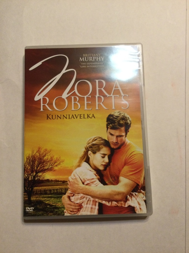Nora Roberts DVD:t Kunniavelka sekä Perintönä maa ja taivas