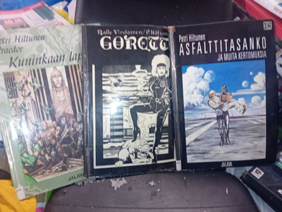 3 kpl Petri Hiltunen sarjakuva-albumi kokoelma ( SIS POSTIK