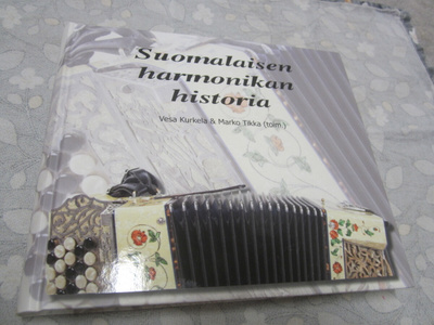 Kurkela- Tikka : Suomalaisen harmonikan historia ( HIENOK