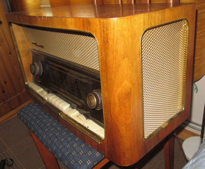 Helvar Sonetta deLuxe putkiradio v. 1957 hyvä