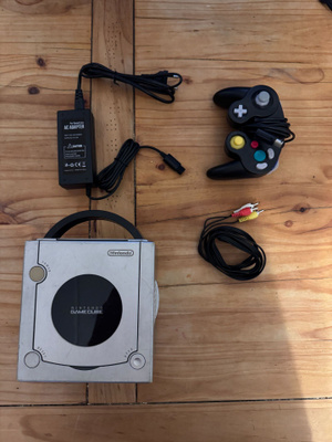 Nintendo GameCube DOL-101 (JPN) + ohjain ja 220 V virtalähde