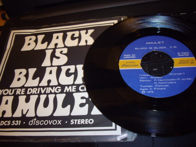 7" single :  Amulet : Black is Black ( sis. postikulun )
