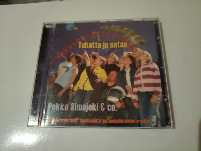 PEKKA SIMOJOKI & CO: TUHATTA JA SATAA