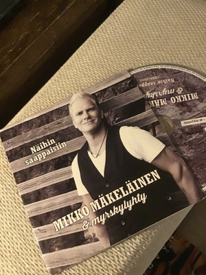 Mikko Mäkeläinen & Myrskylyhty . Näihin saappaisiin CDS