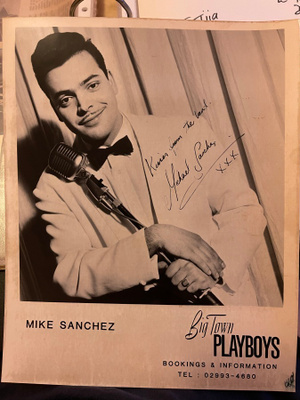 Mike Sanchez nimikirjoitus promokuvassa