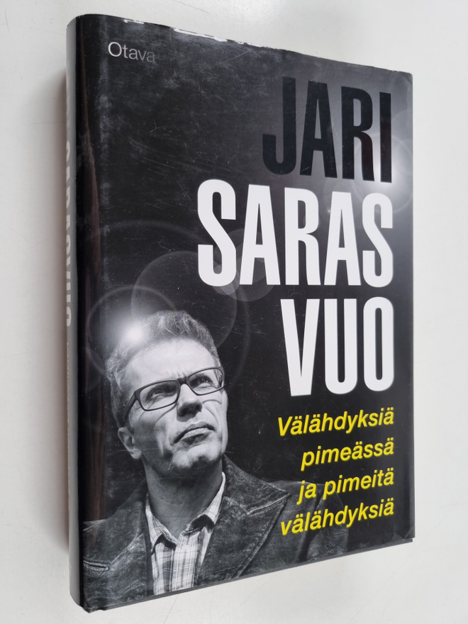 Jari Sarasvuo : Välähdyksiä pimeässä ja pimeitä välähdyksiä