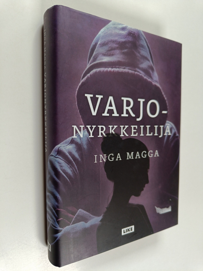 Inga Magga : Varjonyrkkeilijä