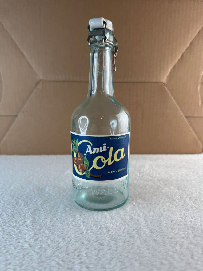 Vanha Hartwall Ami-Cola lasipullo