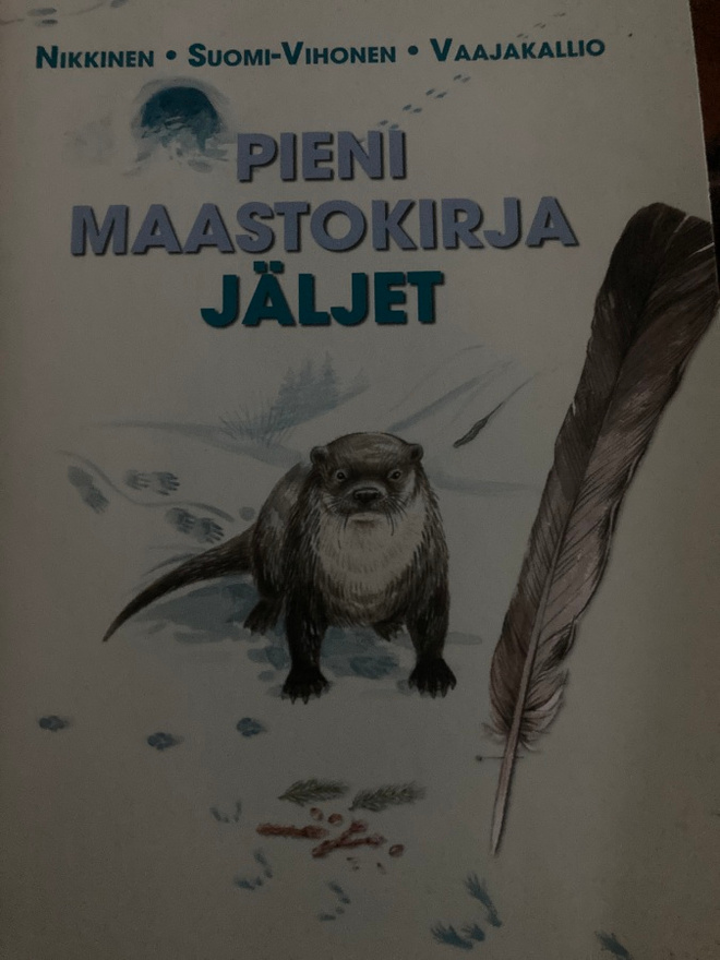 PIENI MAASTOKIRJA  - JÄLJET