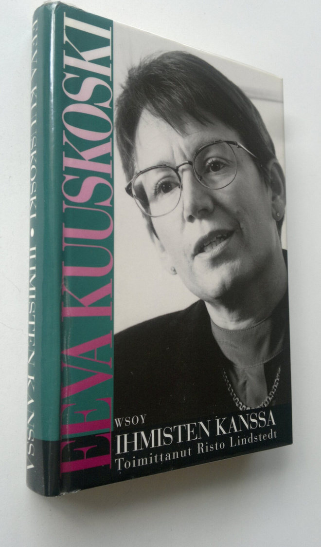 Eeva Kuuskoski : Ihmisten kanssa (signeerattu)