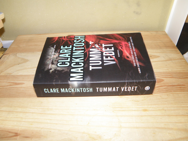 Clare Mackintosh Tummat vedet (nidottu)