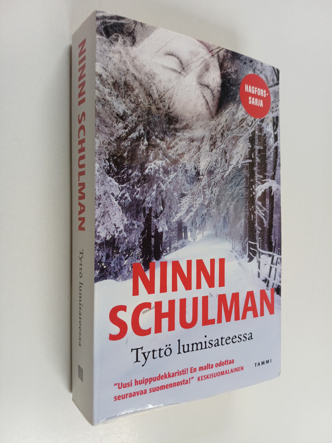 Ninni Schulman : Tyttö lumisateessa