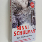 Ninni Schulman : Tyttö lumisateessa - pikkukuva 1