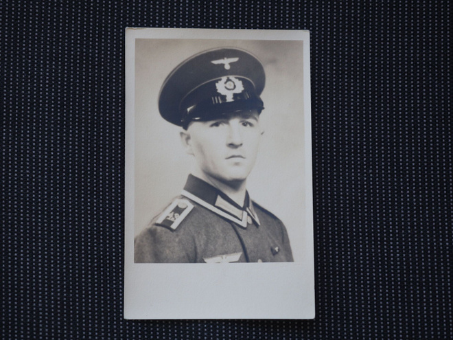 Saksalainen postikortti natsisotilaan kuvalla