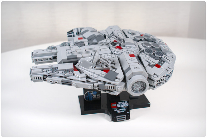 LEGO Star Wars: Millennium Falcon (75375) + TARJOUS