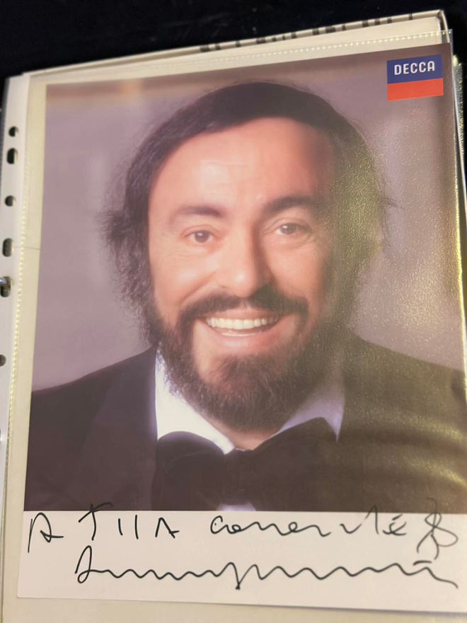 Luciano Pavarotti promokuva nimikirjoituksella