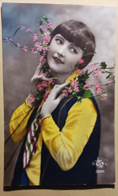 Nuori leidi unelmoi kevätkukkien keskellä, p. 1928