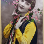 Nuori leidi unelmoi kevätkukkien keskellä, p. 1928 - pikkukuva 1