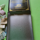 Vanha tupakkarasia ja sisältä löytyvät leijona-postimerkit! - pikkukuva 4