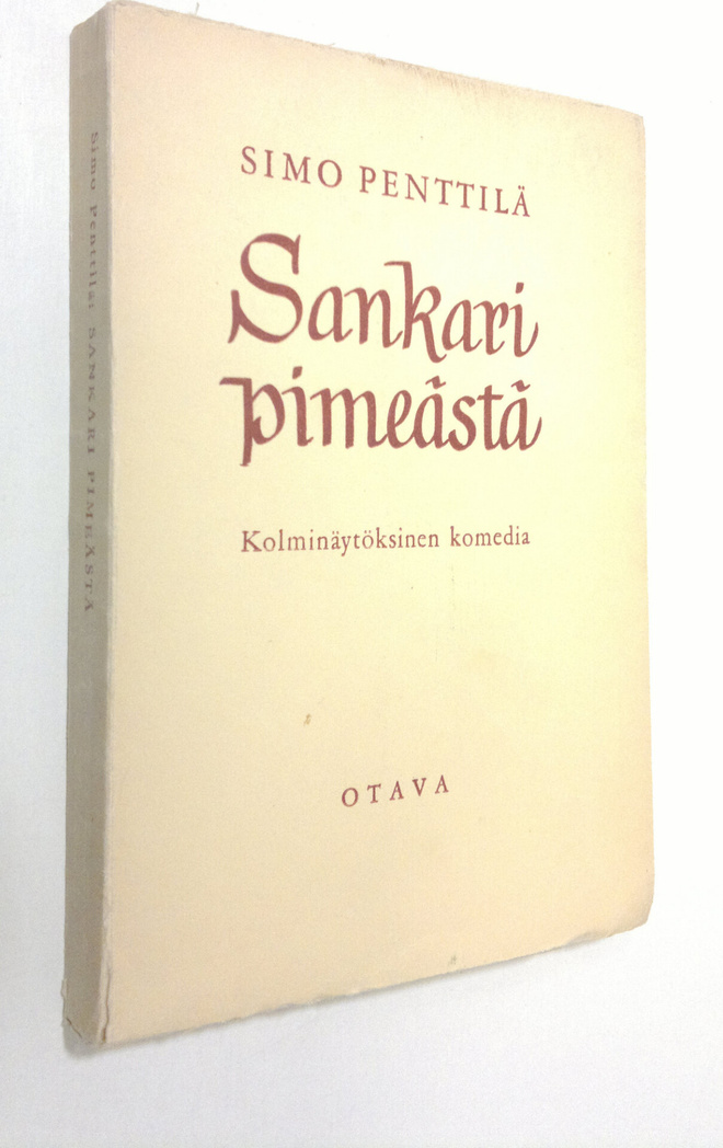 Simo Penttilä : Sankari pimeästä : 3-näytöksinen komedia