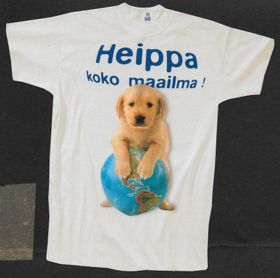 Koira ja karttapallo - paidan muotoinen postikortti